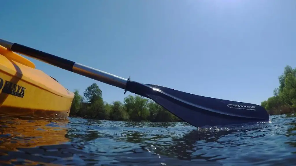 Ein-Mann-faehrt-mit-einem-Kajak