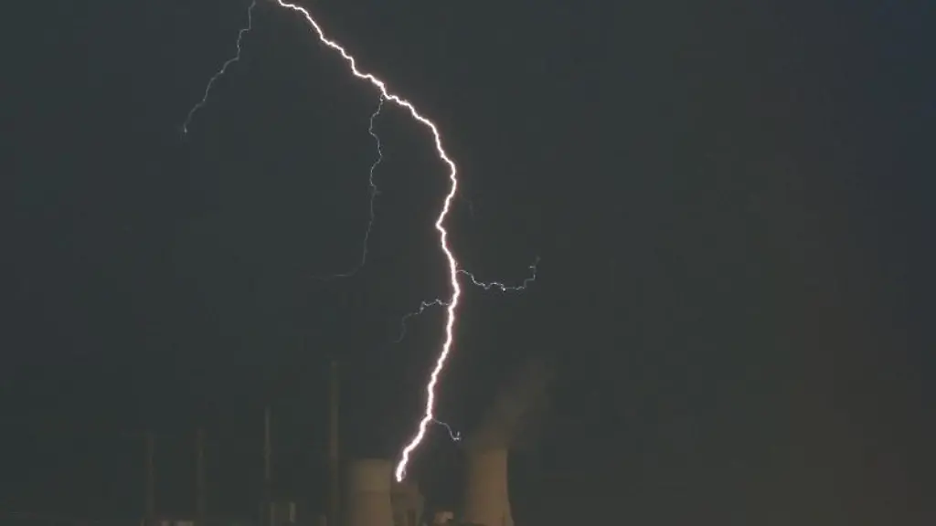 Ein-Blitz-zuckt-hinter-dem-Kraftwerk-Staudinger