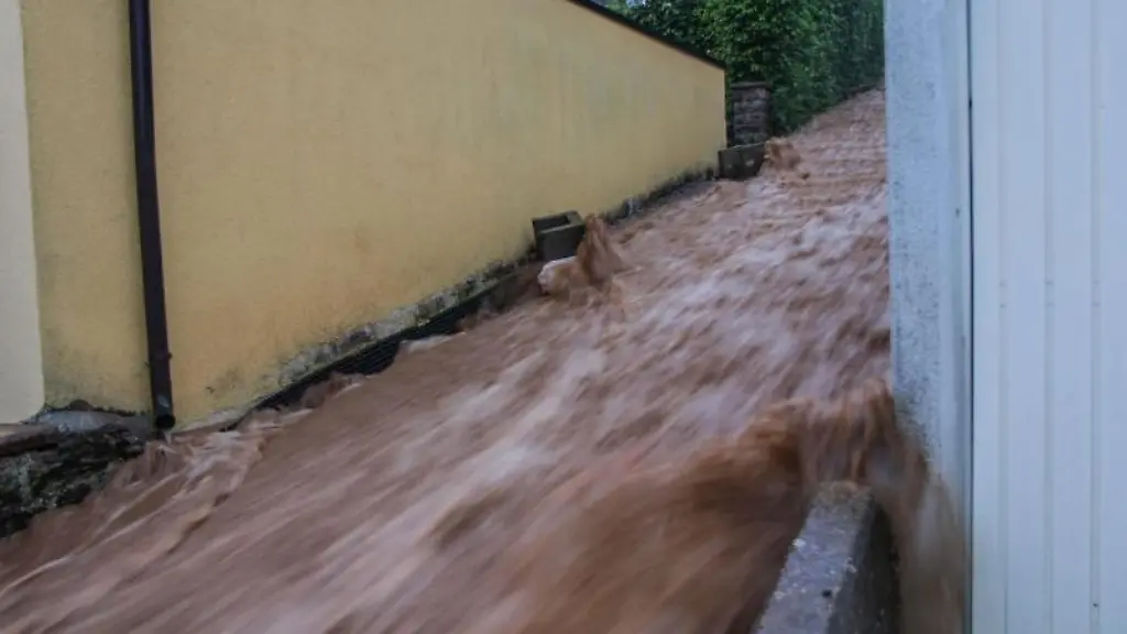 Braune-Wassermassen-rauschen-ueber-eine-Treppe-nach-unten
