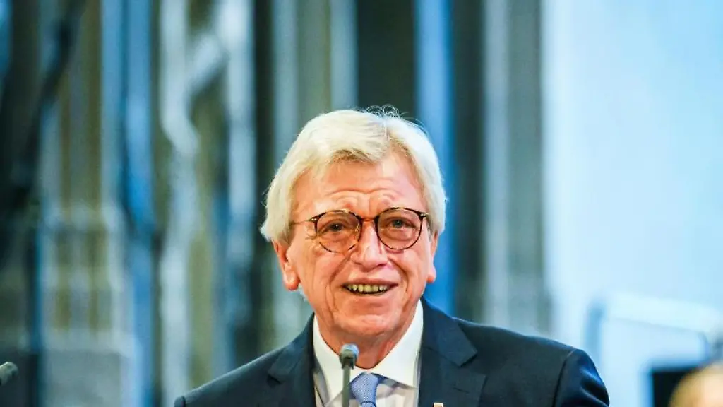 Volker-Bouffier-CDU-haelt-eine-Rede