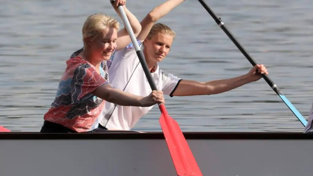 Manuela-Schwesig-SPD-vorn-faehrt-mit-einem-Drachenboot