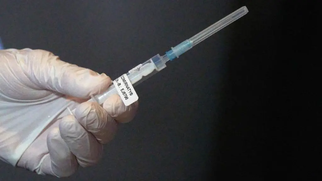 Eine-Mitarbeiterin-eines-Impfteams-ueberprueft-eine-Spritze