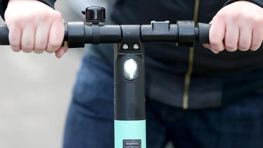 Ein-Mann-haelt-den-Lenker-eines-E-Scooter