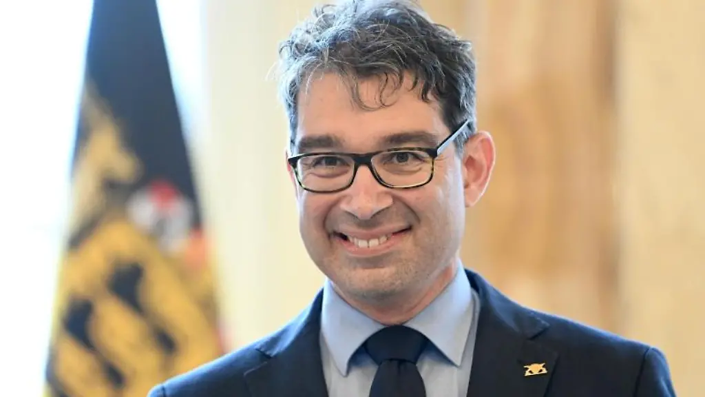 Andre-Baumann-Buendnis-90-Die-Gruenen-Staatssekretaer-im-Ministerium-fuer-Umwelt-laechelt