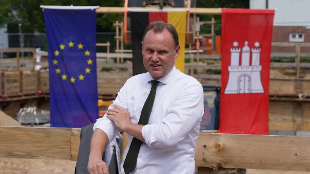 Innensenator-Andy-Grote-bei-der-Grundsteinlegung-des-Neubaus