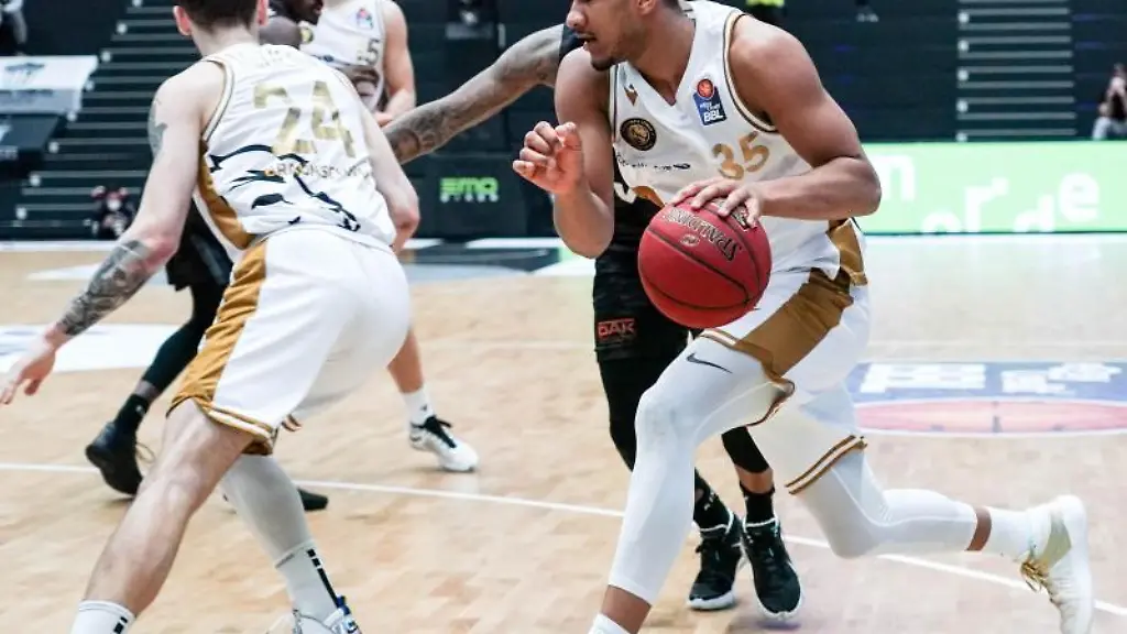 Braunschweigs-Forward-Karim-Jallow-versucht-sich-durchzusetzen