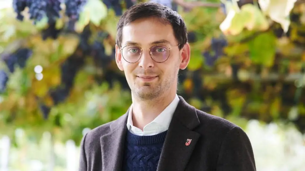 Martin-Hikel-SPD-blickt-in-die-Kamera