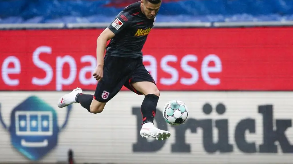 Regensburgs-Erik-Wekesser-spielt-den-Ball