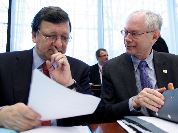 Kommissionspräsident Manuel Barroso (links) und Herman Van Rompuy lesen sich schon mal ein.