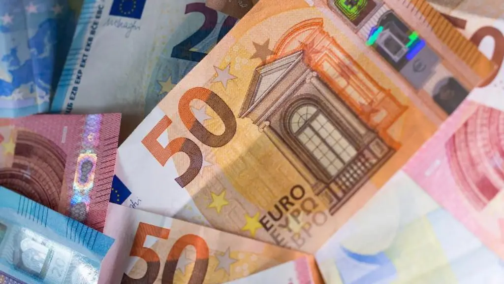 Zahlreiche-Banknoten-liegen-auf-einem-Tisch