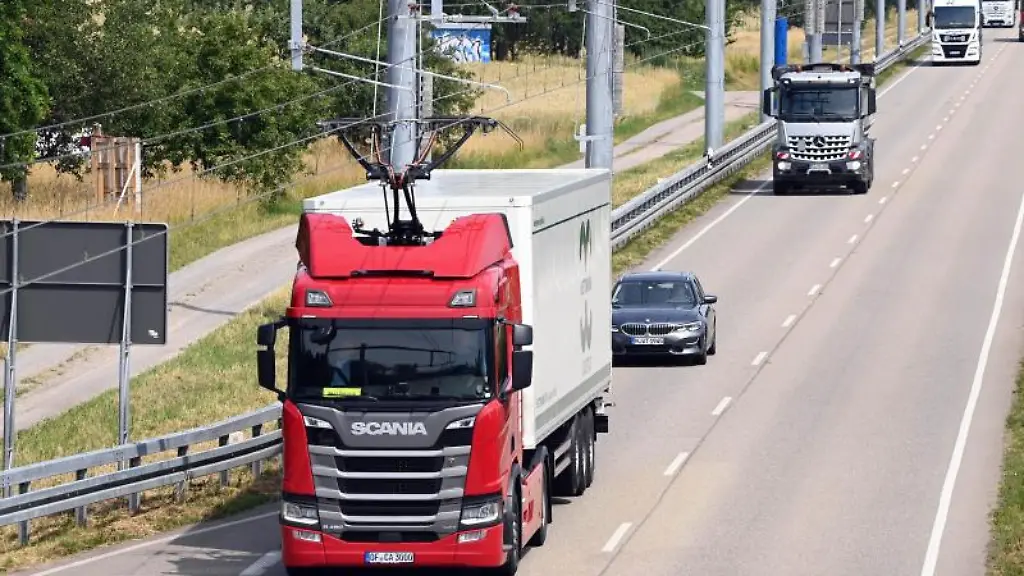Auf-der-eWayBW-Pilotstrecke-faehrt-ein-elektrisch-betriebener-Oberleitungs-Lastwagen