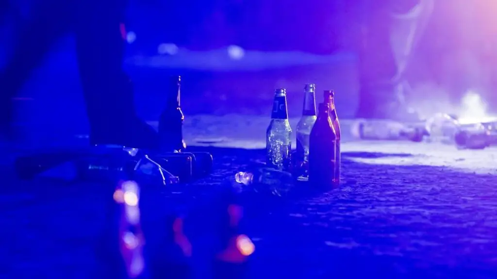 Flaschen-liegen-im-Volkspark-Hasenheide-auf-dem-Boden