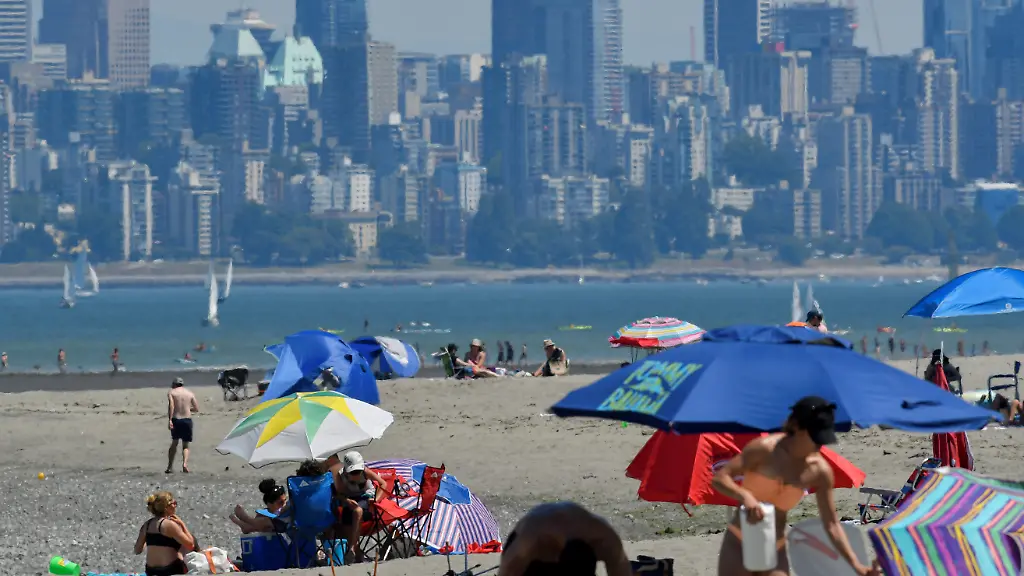 2021-06-28T003959Z-35319671-RC219O99OAQO-RTRMADP-3-CANADA-WEATHER