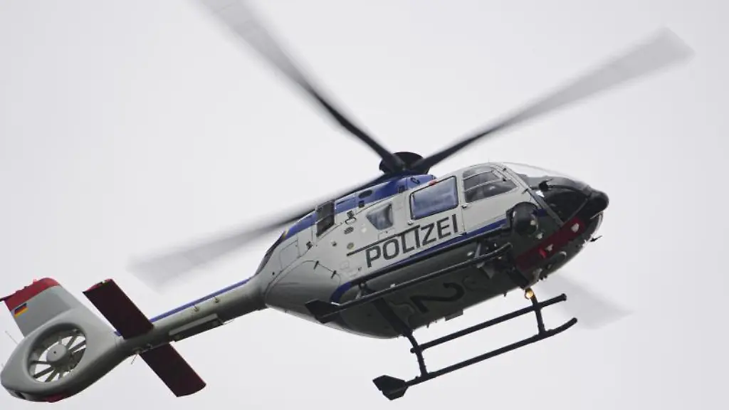 Ein-Polizeihubschrauber-ist-im-Einsatz