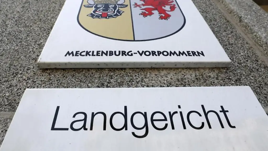 Ein-Schild-mit-dem-Wappen-des-Landes-Mecklenburg-Vorpommern-haengt-am-Landgericht-in-Rostock