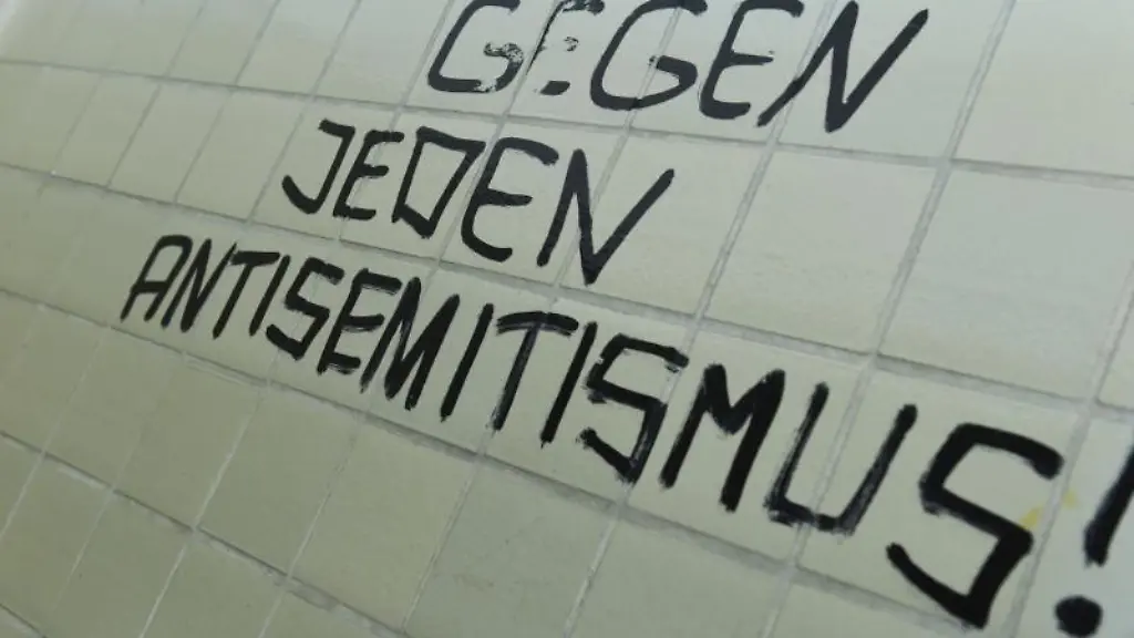 Gegen-jeden-Antisemitismus-steht-an-einer-Toilettenwand