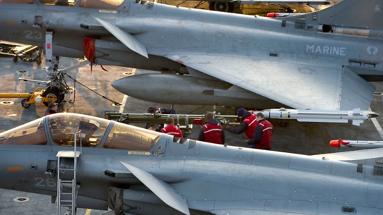 Französische Kampfjets auf dem Deck des Flugzeugträgers "Charles de Gaulle" im Mittelmeer.