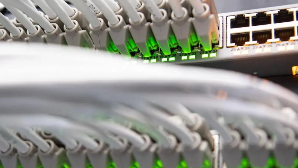 Netzwerkkabel-stecken-in-einem-Rechenzentrum-des-bayerischen-Landeskriminalamts-in-einem-Netzwerk-Switch