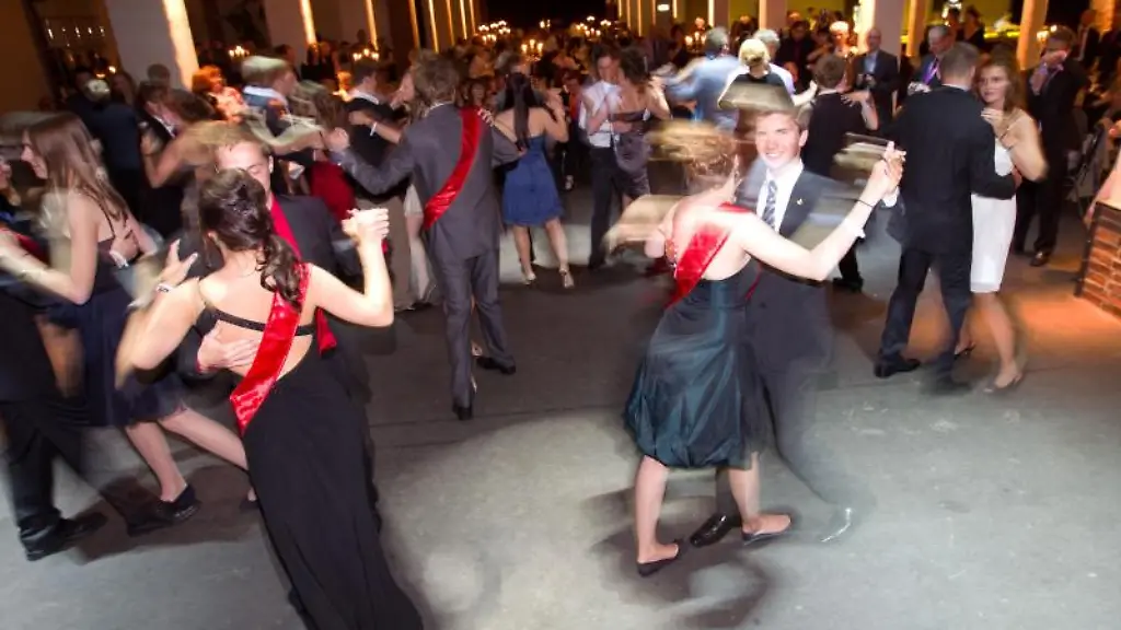 Absolventen-und-Absolventinnen-eines-Gymnasiums-tanzen-auf-ihrem-Abiball