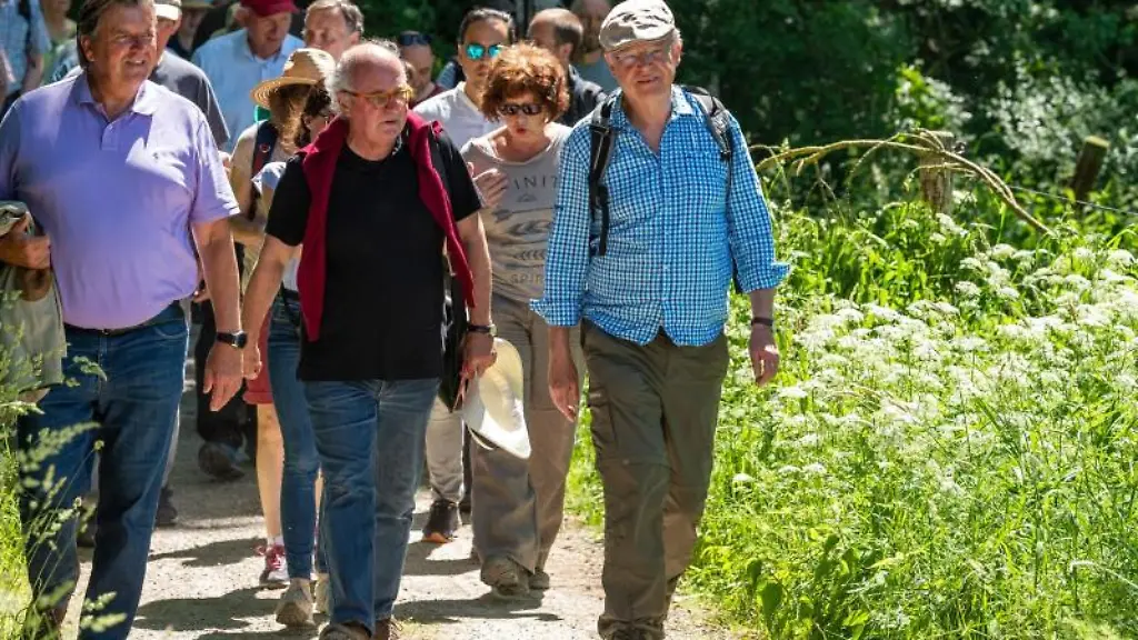 Niedersachsens-Ministerpraesident-Stephan-Weil-SPD-r-wandert-zusammen-mit-Buergerinnen-und-Buergern-im-Wendland