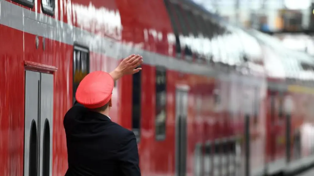 Ein-Regionalzug-wird-an-einem-Bahnhof-abgefertigt