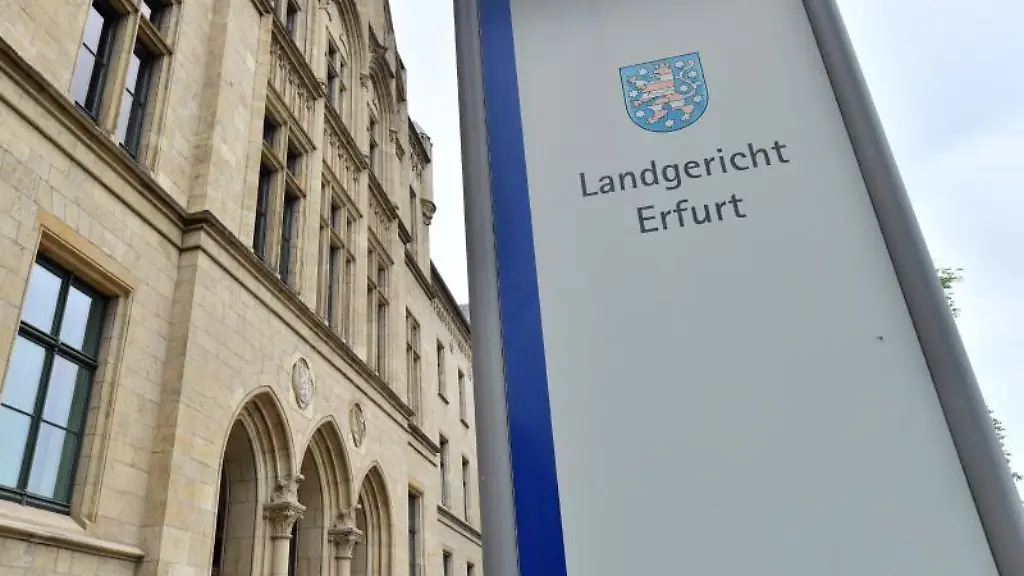 Das-Gebaeude-des-Landgerichts-steht-am-Domplatz