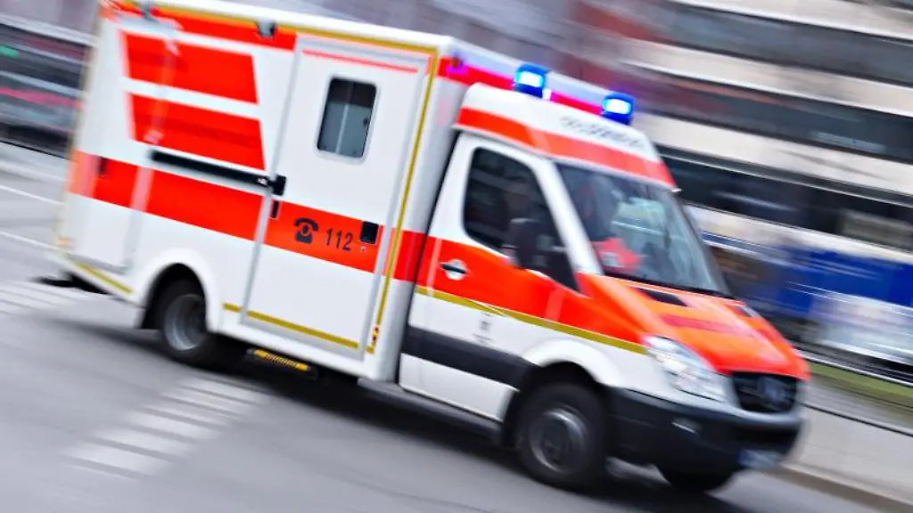 Ein-Rettungswagen-faehrt-mit-Blaulicht