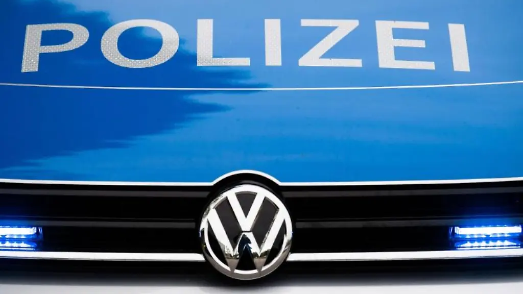 Ein-Blaulicht-leuchtet-an-einer-Polizeistreife