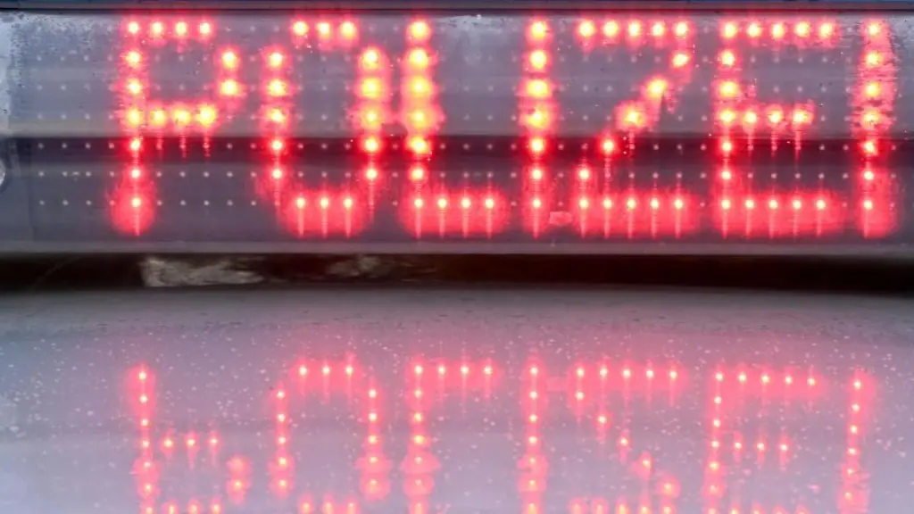 Die-Leuchtschrift-Polizei-ist-auf-dem-Dach-eines-Streifenwagens-der-Polizei-zu-sehen