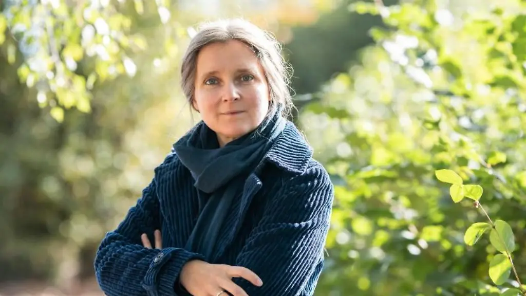 Marion-Poschmann-Autorin-schaut-in-die-Kamera