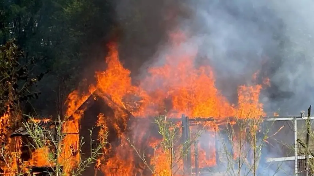 Eine-Gartenlaube-in-Oberhausen-steht-im-Vollbrand