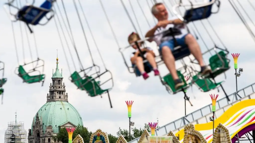 Das-Neue-Rathaus-ist-beim-Pop-Up-Freizeitpark-Hanno-Park-auf-dem-Schuetzenplatz-hinter-einem-Karussell-zu-sehen