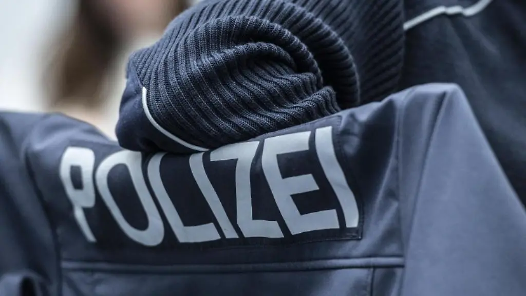 Polizei-steht-auf-einer-Uniform
