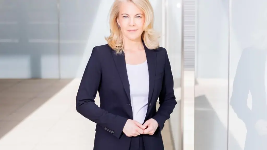 Linda-Teuteberg-FDP-schaut-in-die-Kamera