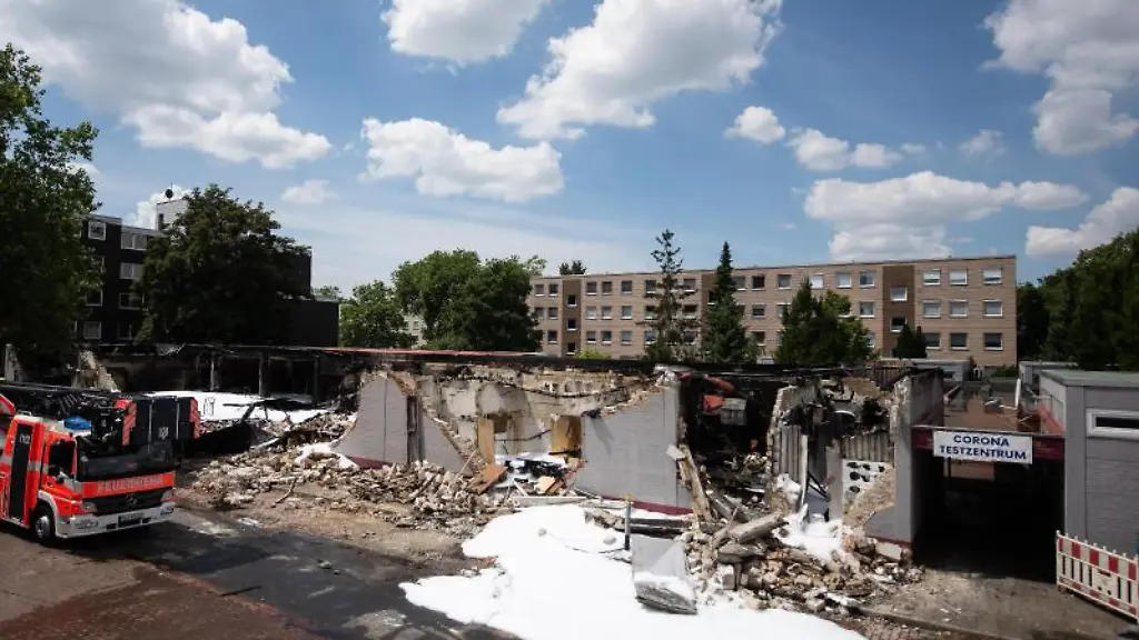 Blick-auf-das-ausgebrannte-Corona-Testzentrum-in-Braunschweig