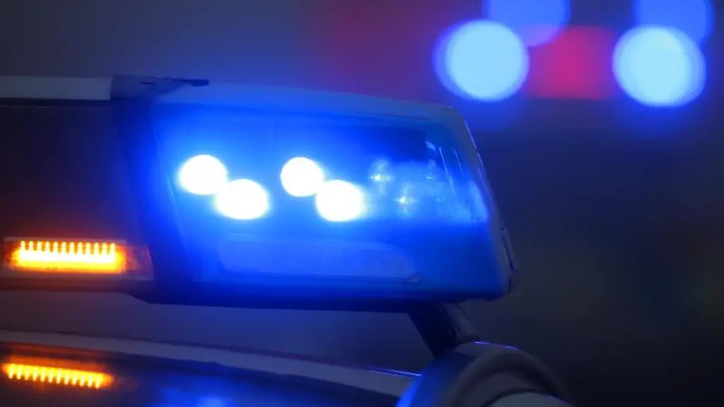 Ein-Polizeiauto-mit-eingeschaltetem-Blaulicht-steht-an-einer-Unfallstelle