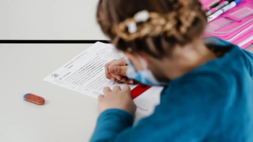 Ein-Maedchen-macht-Aufgaben-waehrend-einer-Nachhilfestunde