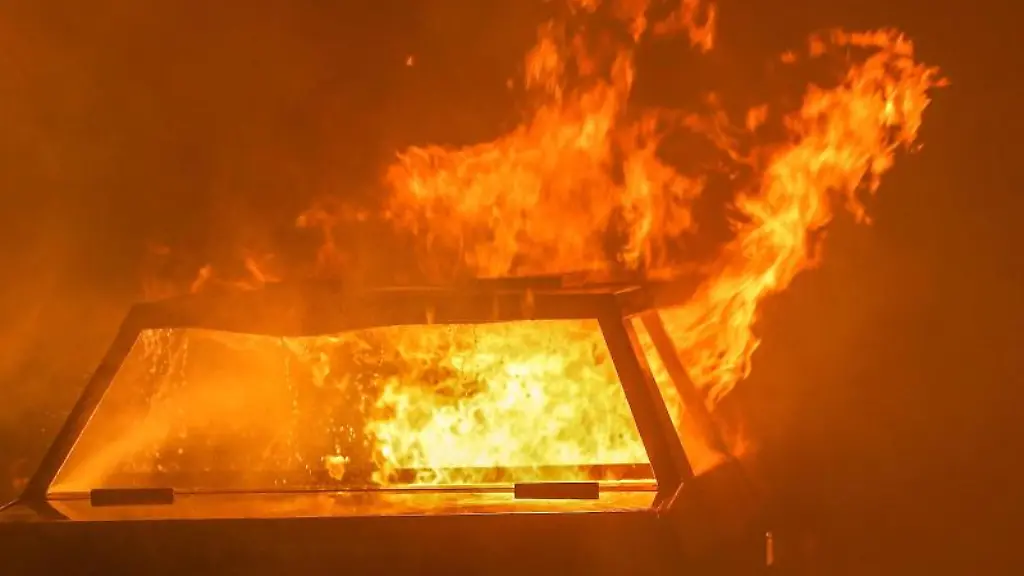 Ein-Auto-steht-in-Flammen