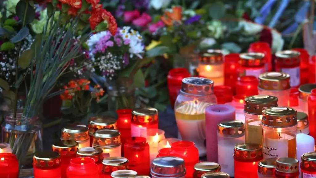 Blumen-und-Kerzen-wurden-vor-dem-Tatort-in-der-Wuerzburger-Innenstadt-niedergelegt