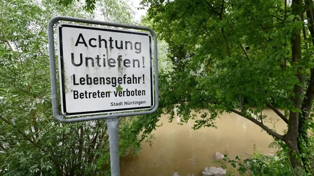 Ein-Betreten-verboten-Schild-steht-am-Neckarufer-bei-Nuertingen