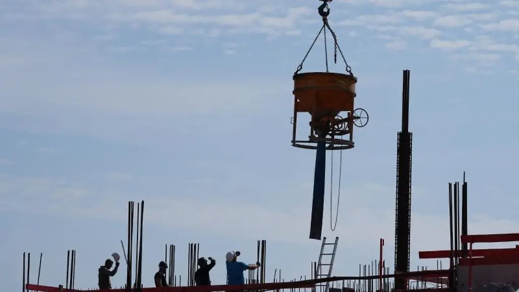 Bauarbeiter-fuehren-Betonarbeiten-auf-einer-Baustelle-aus