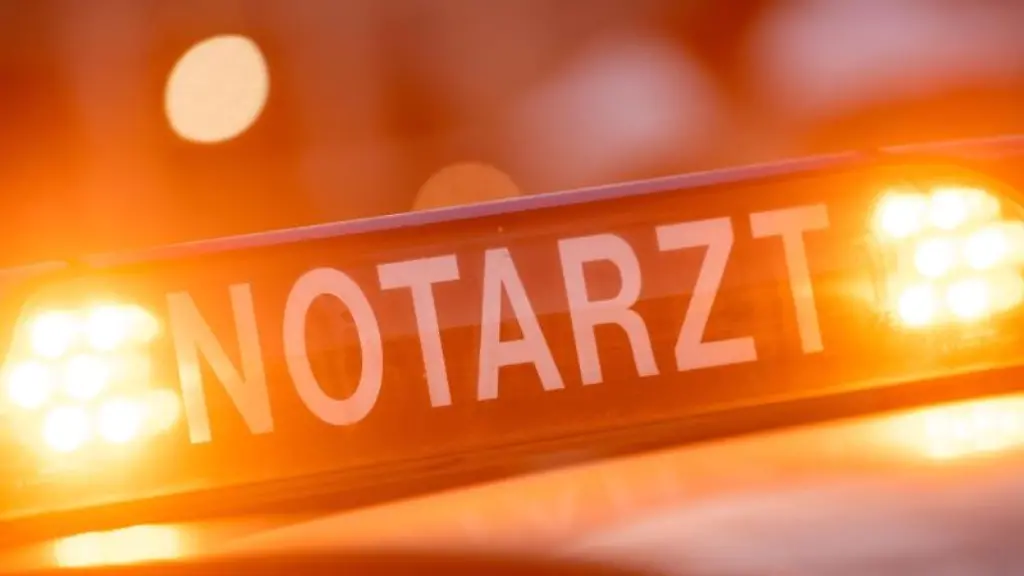 Ein-Dachschild-mit-der-Aufschrift-Notarzt-ist-auf-einem-Einsatzwagen-angebracht