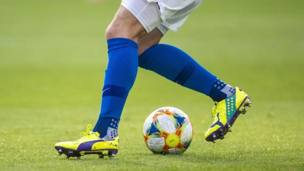 Ein-Fussballspieler-spielt-den-Ball