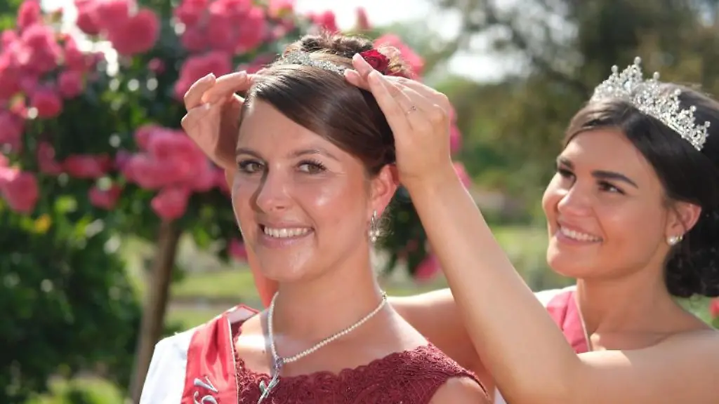 Angie-Kaufmann-l-Rosenkoenigin-und-Tina-Schlegel-Vorgaengerin-stehen-im-Rosarium