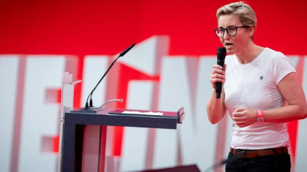 Susanne-Hennig-Wellsow-Parteivorsitzende-der-Partei-Die-Linke-spricht