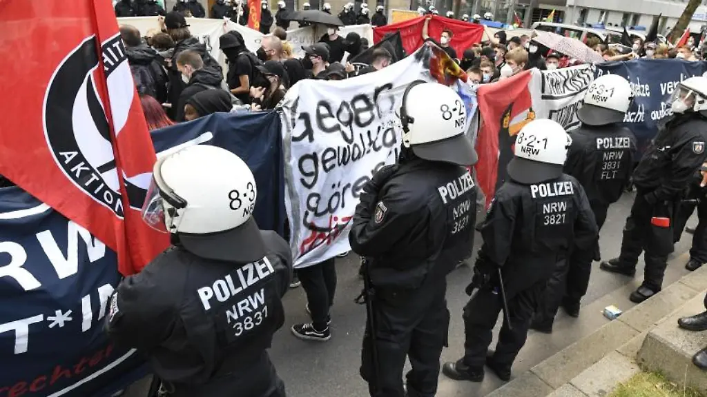 Polizisten-stehen-am-Rande-einer-Demo-gegen-das-geplante-Versammlungsgesetz-fuer-Nordrhein-Westfalen