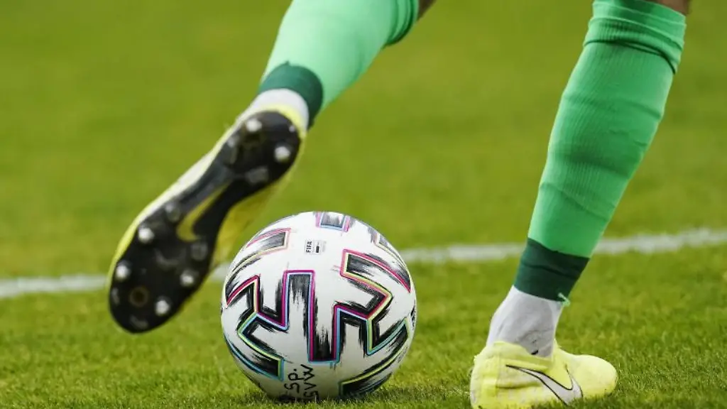 Ein-Fussballspieler-spielt-den-Ball