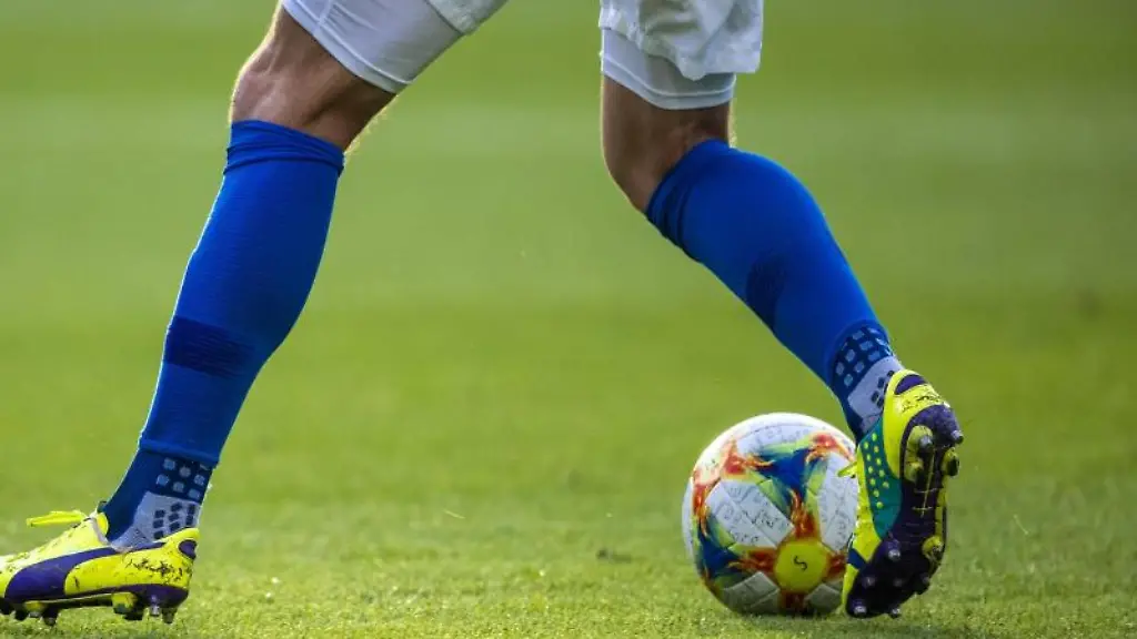 Ein-Fussballspieler-ist-am-Ball