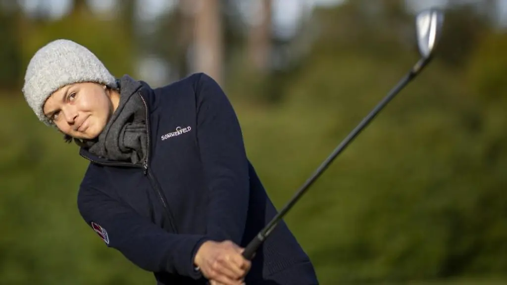 Die-Golferin-Esther-Henseleit-steht-auf-dem-Rasen-eines-Golfclubs