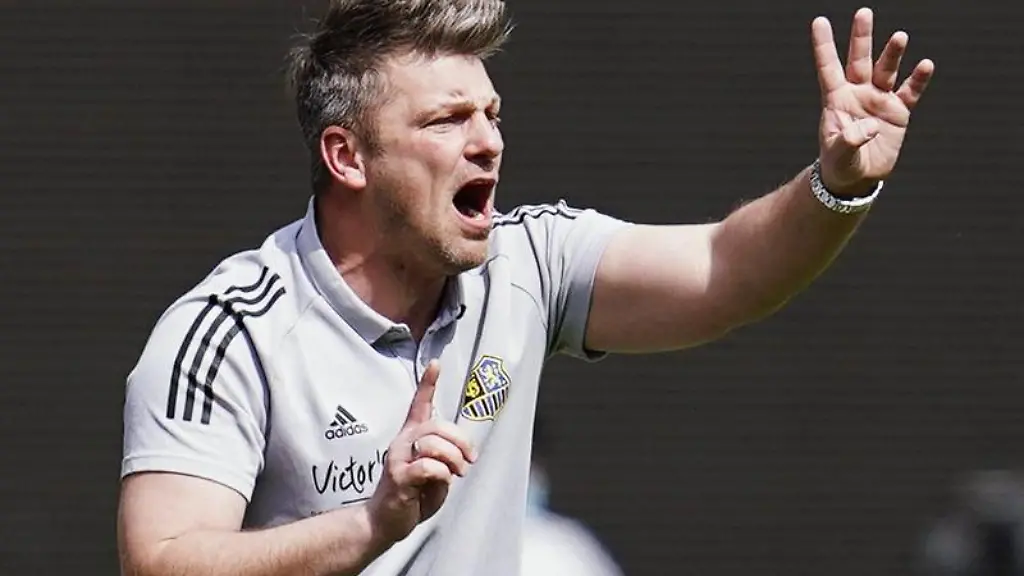 Saarbrueckens-Trainer-Lukas-Kwasniok-gestikuliert-an-der-Seitenlinie